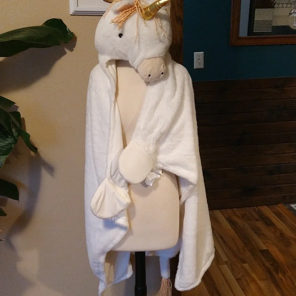 Pillowfort Kids Unicorn Hooded Blanket - Picture 5 of 8